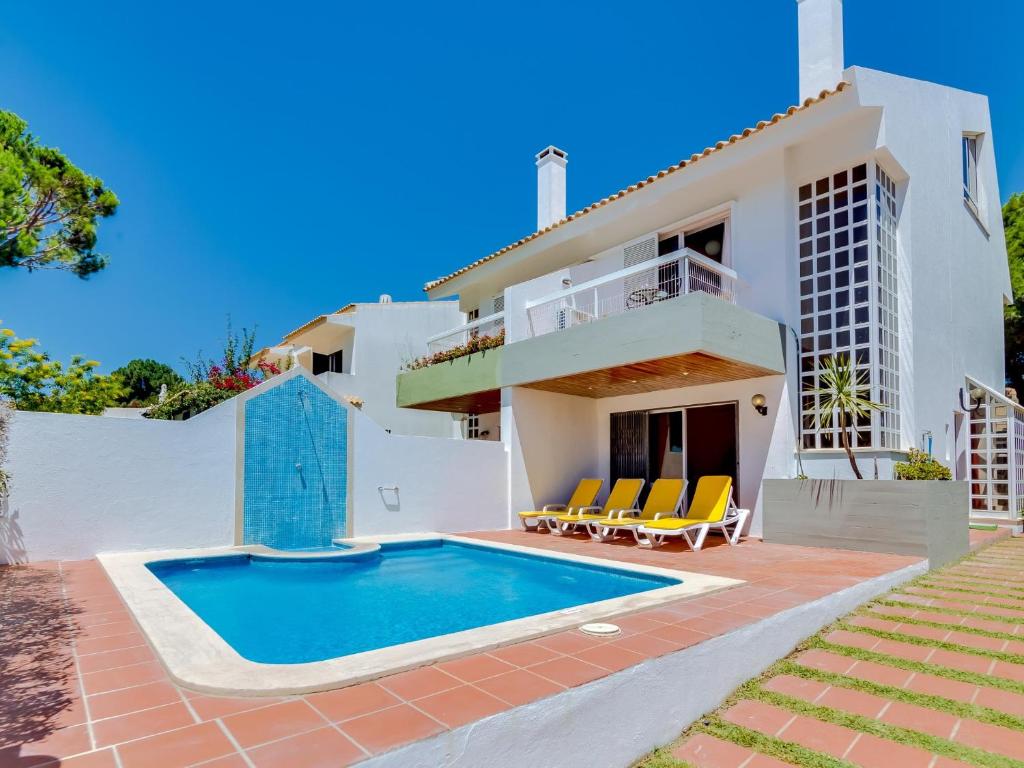 una casa con piscina delante en AL - Moradia Vila Brasil, en Vilamoura