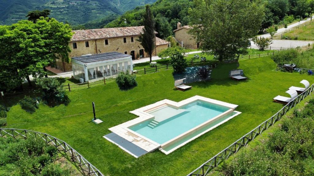 - une vue aérienne sur une villa avec une piscine dans l'établissement Agriturismo Fonte Rosa, à Fiastra