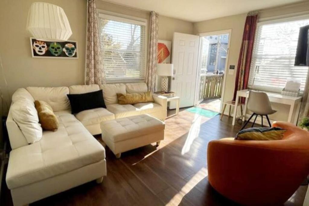 sala de estar con sofá blanco y silla en Avalon close to downtown and park free, en Nashville