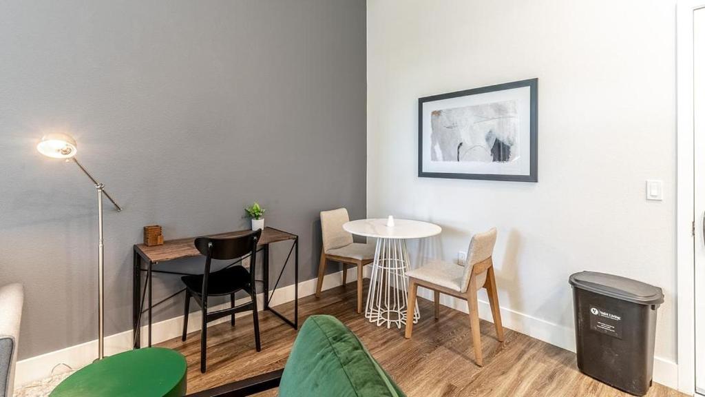 - un salon avec une table et des chaises dans l'établissement Landing Modern Apartment with Amazing Amenities (ID9011X8), à Fremont
