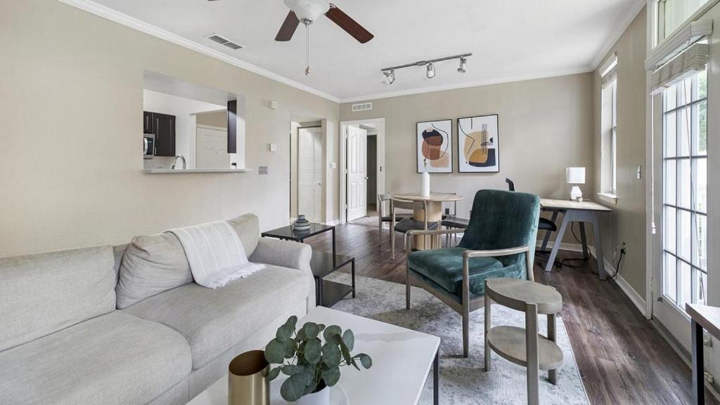 uma sala de estar com um sofá e uma mesa em Landing Modern Apartment with Amazing Amenities (ID4287X36) em Orlando