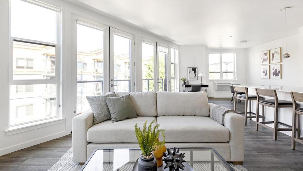sala de estar con sofá y mesa en Landing Modern Apartment with Amazing Amenities (ID5395X21), en Portland