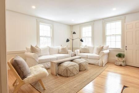 uma ampla sala de estar com mobiliário branco e janelas em Featured in Cape Cod Life Magazine em Barnstable