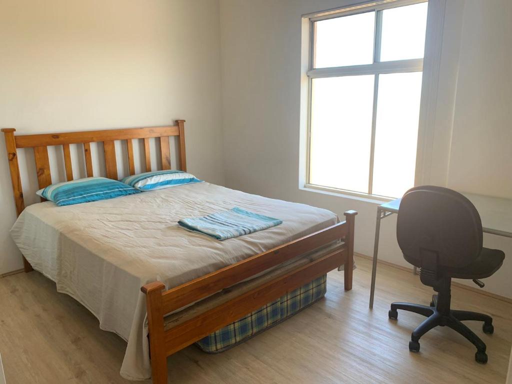 um quarto com uma cama, uma secretária e uma cadeira em 41A5 -near Perth airport, CDB, East Perth, Curtin University, Victoria Park, TAFE em Perth