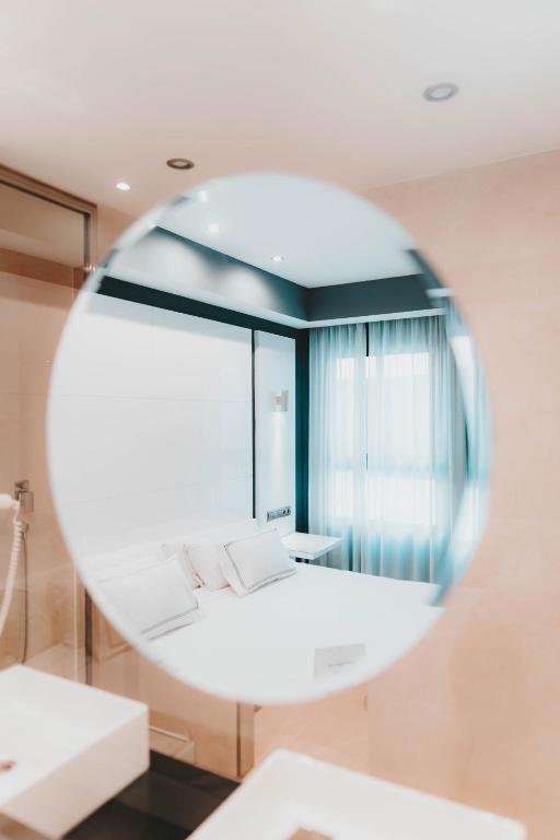 Postel nebo postele na pokoji v ubytování Hotel Málaga Nostrum Airport