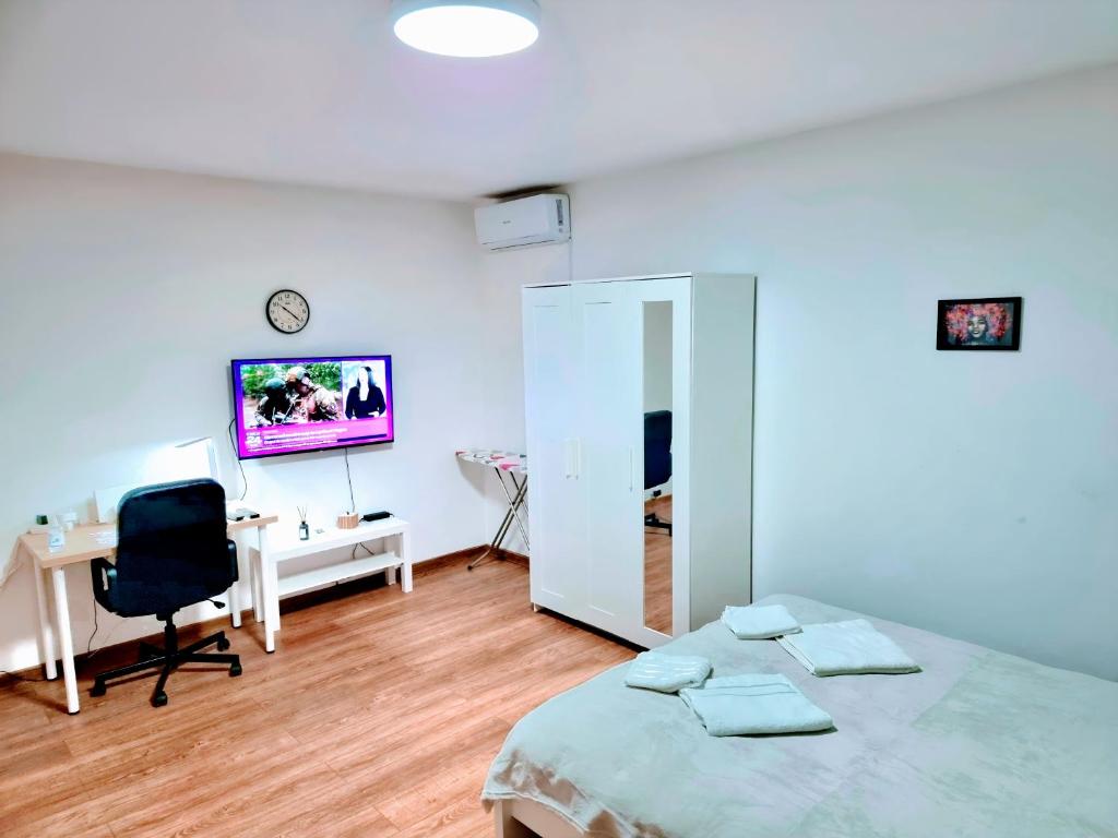 Telewizja i/lub zestaw kina domowego w obiekcie Shopping City TM - Modern Apartment with balcony