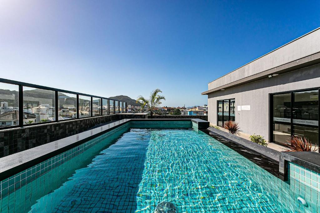 une piscine sur le toit d'un immeuble dans l'établissement Studio em condomínio c/ piscina 700m praia STI210, à Florianópolis