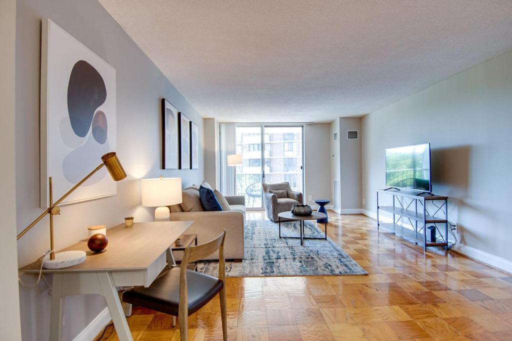 sala de estar con sofá y mesa en Landing Modern Apartment with Amazing Amenities (ID4403X17), 