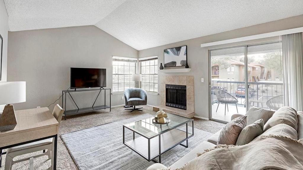 A seating area at Landing Modern Apartment with Amazing Amenities (ID1214X776)