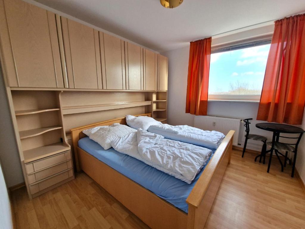 a small bedroom with a bed and a window at Ferienpark P05-008 Ferienpark in Heiligenhafen