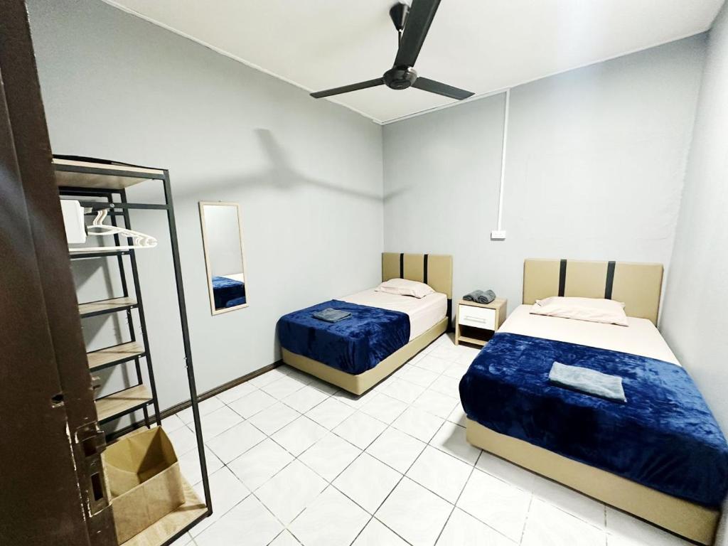 een kamer met twee bedden en een ladder erin bij MZ Homestay Tuaran in Tuaran