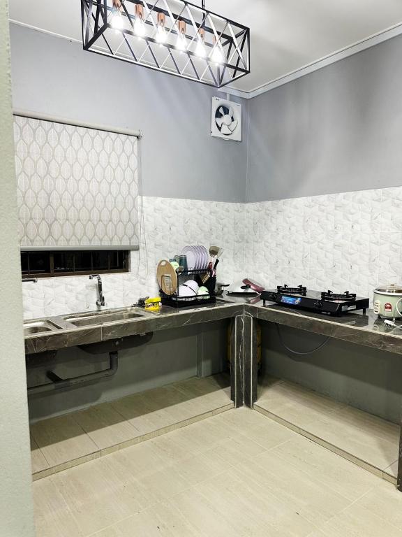 Cucina o angolo cottura di MZ Homestay Tuaran