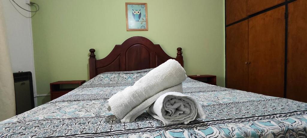 a bedroom with a bed with two towels on it at Departamento Bienestar Termas in Federación