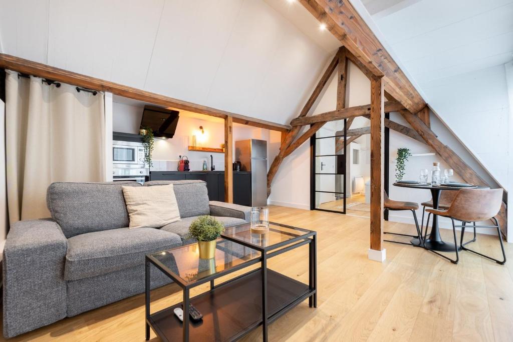 un salon avec un canapé et une table dans l'établissement Old Lille - Lovely typical apartment!, à Lille