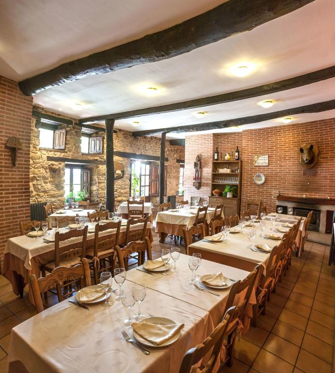 ラス・エレリアスにあるParaiso del Bierzoのレンガの壁のダイニングルーム(テーブル、椅子付)