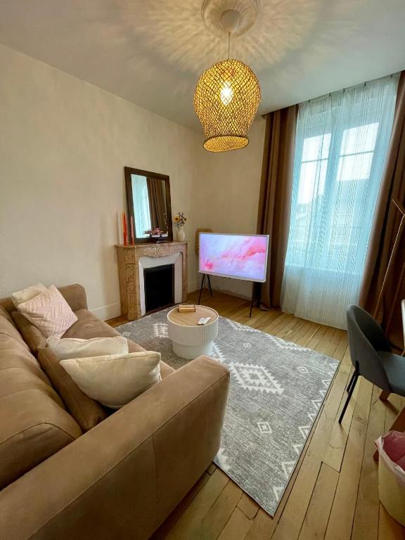 TV a/nebo společenská místnost v ubytování MAISON LE BEAULIEU