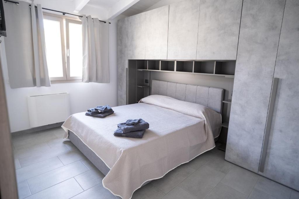 Domo San Leone Uta - Guest House Storica con Vasca Idromassaggio, Giardino e Parcheggio Privato - Quarto Duplo Deluxe Com Banheira