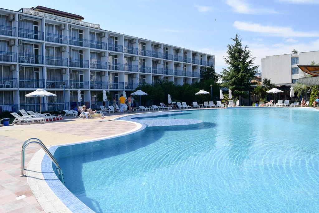 una gran piscina frente a un hotel en Balaton Hotel, en Sunny Beach