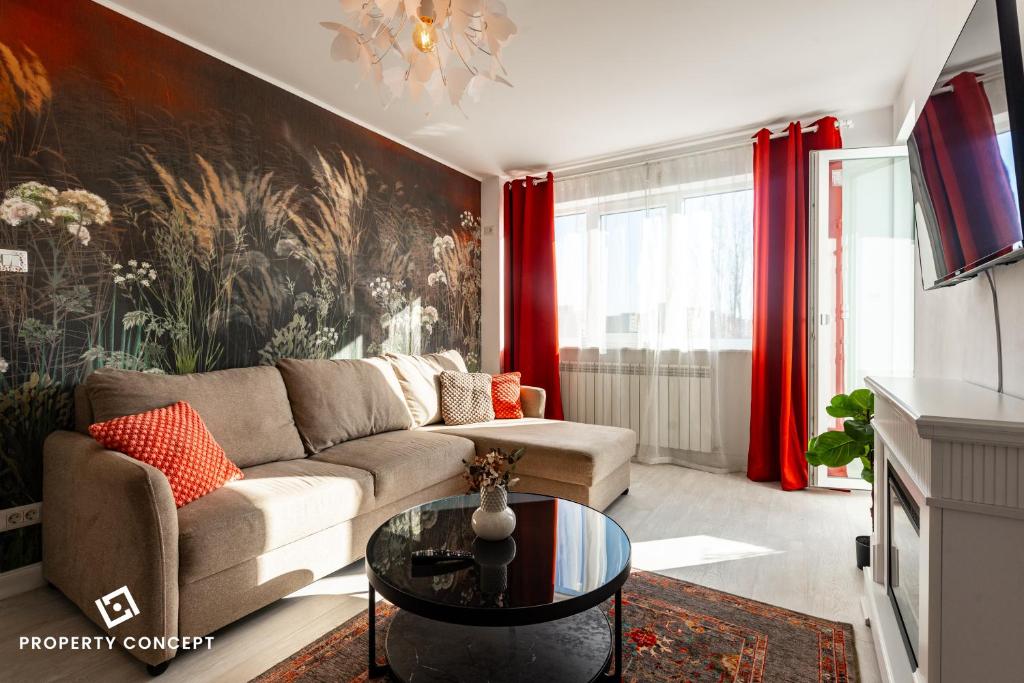 sala de estar con sofá y mesa en Blissful Retreat Apartment, en Bucarest
