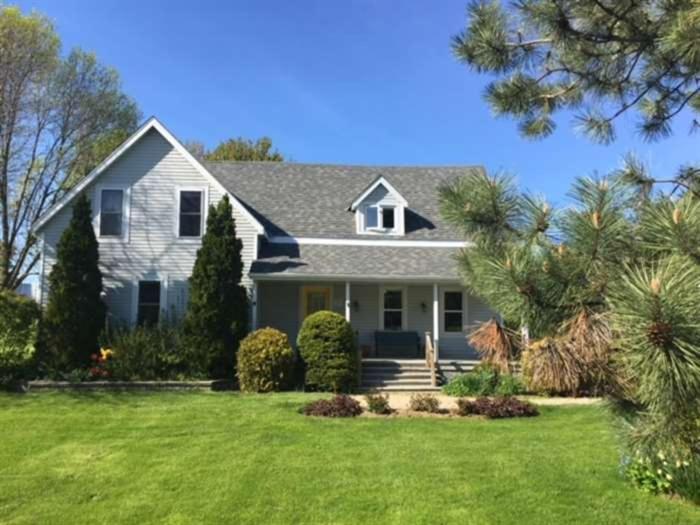 una casa con un patio con césped verde en Green Leaves - Family Getaway in PEC, en Bloomfield
