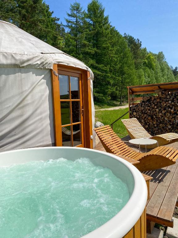 ein mit Wasser gefüllter Bottich vor einer Jurte in der Unterkunft 4rest Camp in Pawłowo