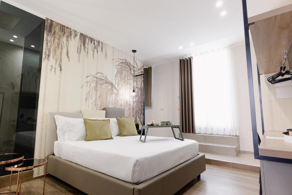 普利亞區格拉維納的住宿－Sotto Casa B&B，卧室配有一张带黄色枕头的大型白色床。