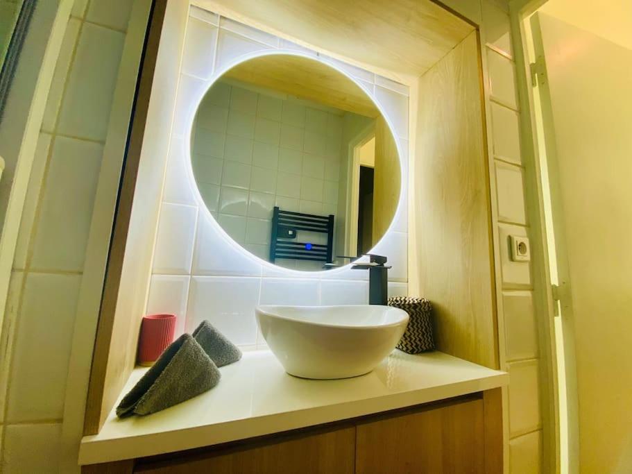 baño con lavabo y espejo en ''Chichi 2'' Chez Paule Superbe appartement en plein coeur de Sète, en Sète