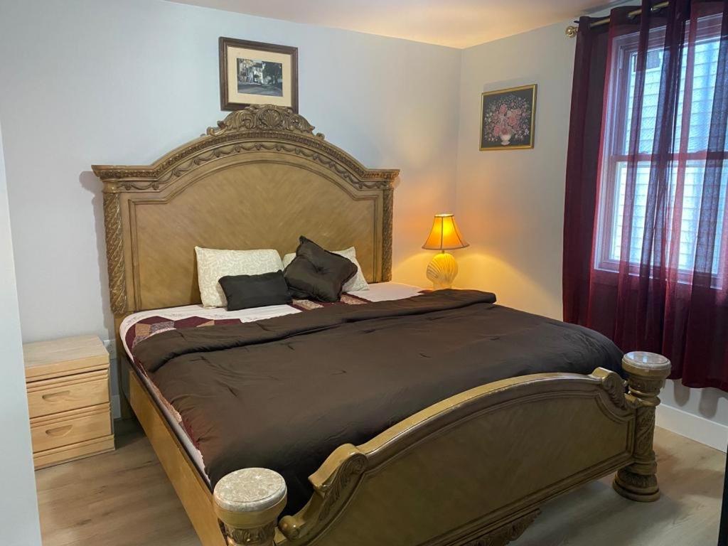 1 dormitorio con 1 cama grande en una habitación en King Suite 8Mins to Newark Airport, en Newark