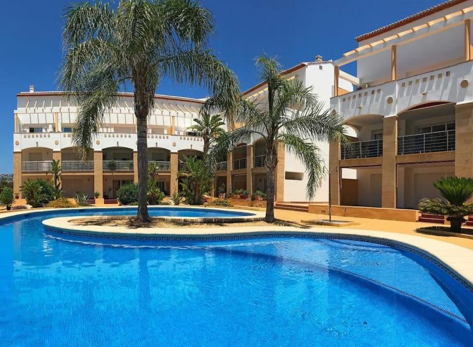 duży basen przed budynkiem w obiekcie Elegante apartamento zona arenal w mieście Platja de l'Arenal
