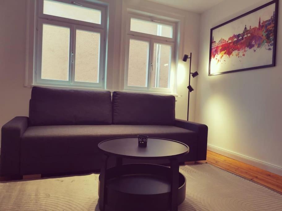 salon z kanapą i stołem w obiekcie Suite ll für 6 Aalen Netflix WLAN w mieście Aalen