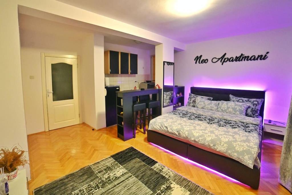 Postel nebo postele na pokoji v ubytování Neo Apartment