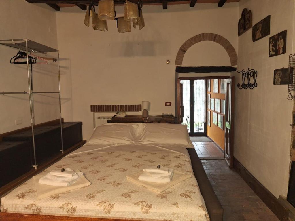 een slaapkamer met een bed met twee handdoeken erop bij Rustico Toscano sopra Firenze in Vaglia