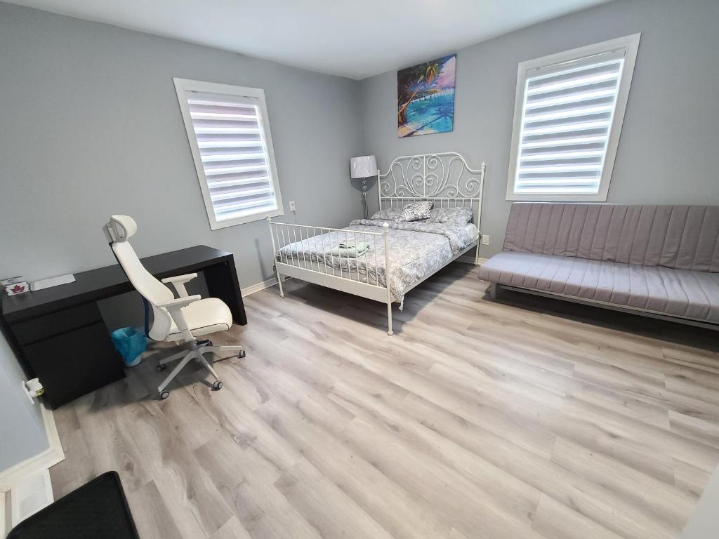Un pat sau paturi într-o cameră la Downtown Ottawa Spacious Room Accommodation