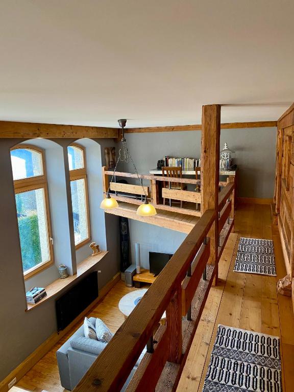 a living room with a woodenasteryasteryasteryasteryasteryasteryasteryasteryasteryastery at Ancienne école du Mont in Servoz