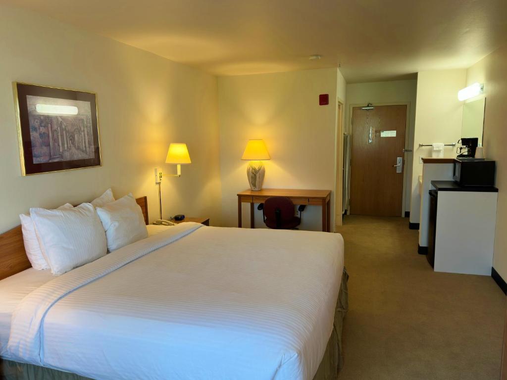 Postel nebo postele na pokoji v ubytování Peppermill Empress Inn