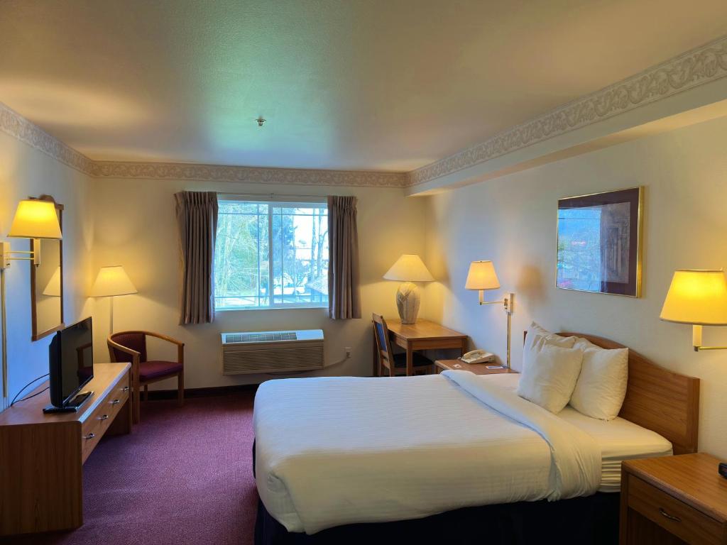 Postel nebo postele na pokoji v ubytování Peppermill Empress Inn