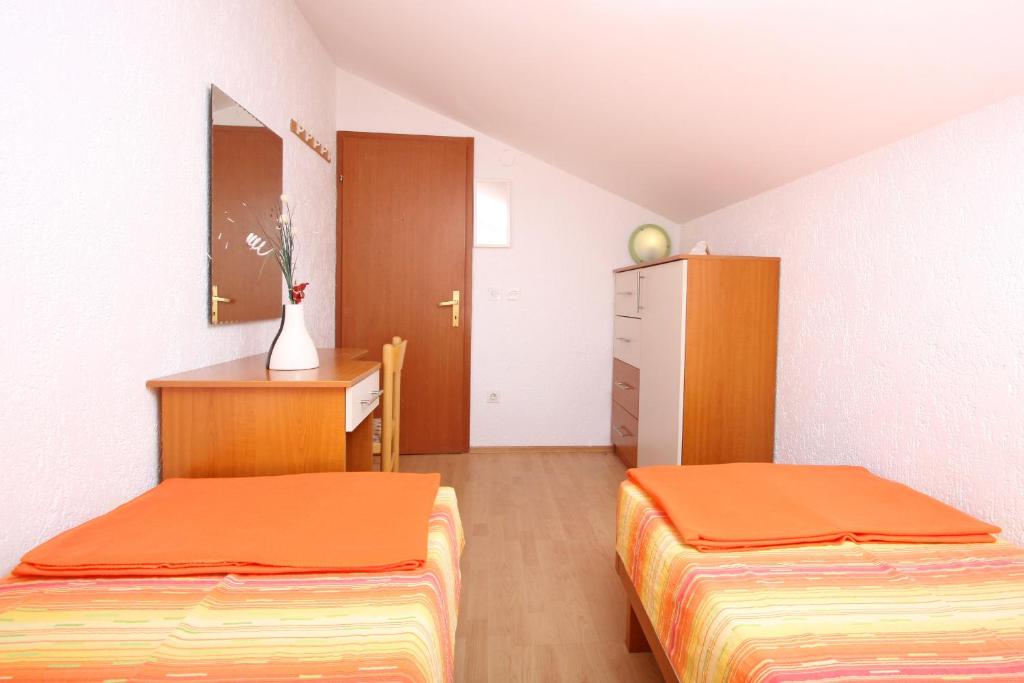 Apartments and Rooms Vesna Novalja - Apartamento De Tres Dormitorios