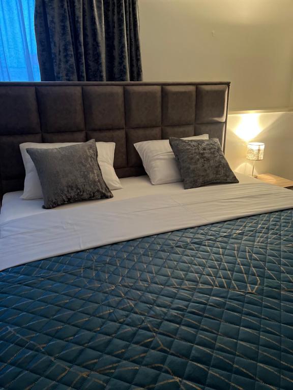 1 cama grande con 2 almohadas encima en Guesthouse Nice room, en Zadar