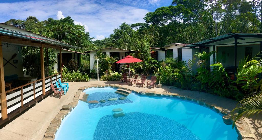 una piscina en el patio trasero de una casa en Rema K A Y A K Lodge, en Tena