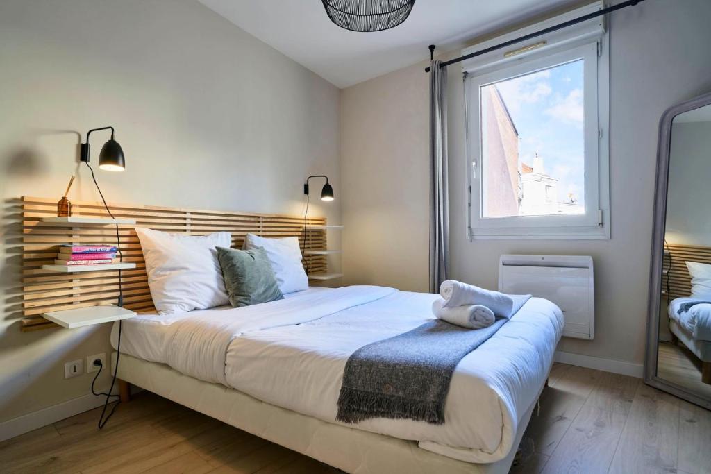 Cama o camas de una habitaci&oacute;n en Vieux Lille - Superb apartment balcony parking!