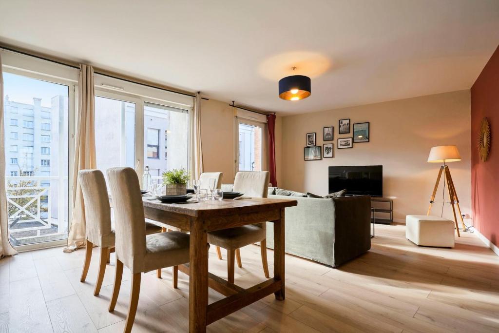 un salon avec une table et un canapé dans l'établissement Vieux Lille - Superb apartment balcony parking!, à Lille