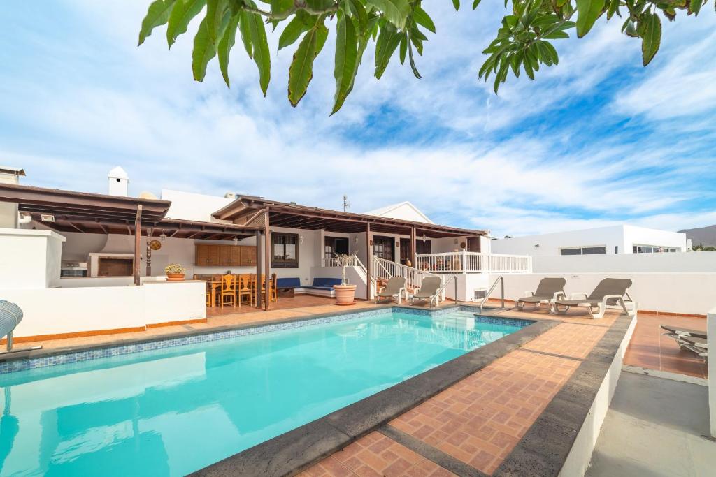 una piscina frente a una casa en Villa Victoria, en Playa Blanca