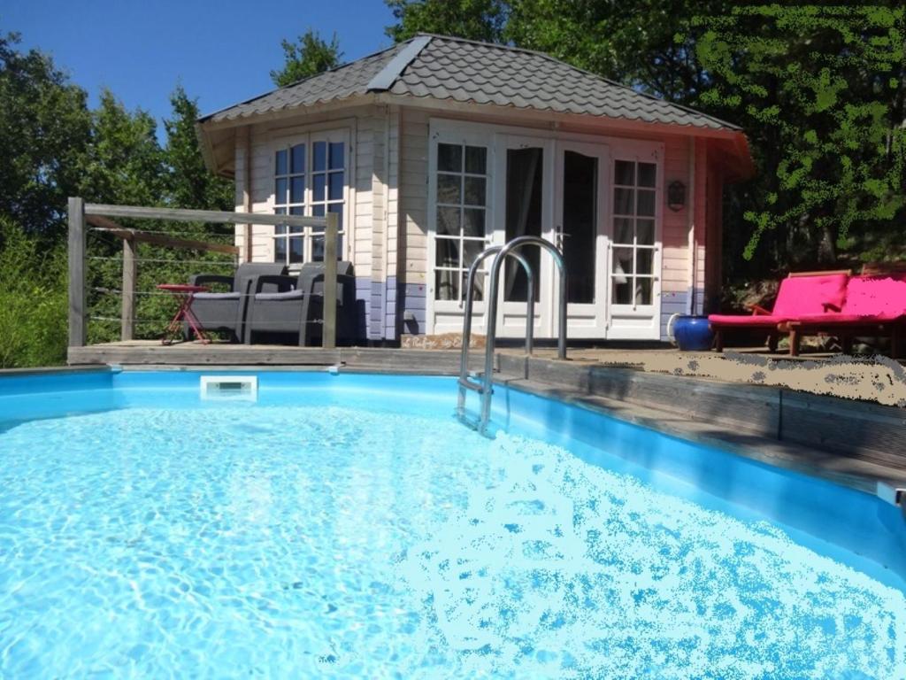 ein Pool vor einem Haus in der Unterkunft Cottage romantique avec piscine privée au Vallon des Etoiles in Lussas