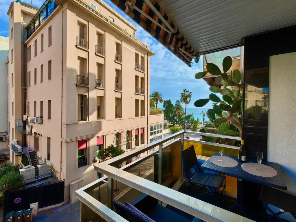 - un balcon avec une table et des chaises dans l'établissement Royal Lux seaview by Booking Guys, à Nice