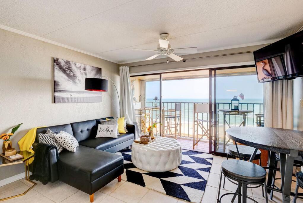 sala de estar con sofá y mesa en Beachfront-Boardwalk-Elevator-Pool-Free Parking for 2 Cars! en Carolina Beach