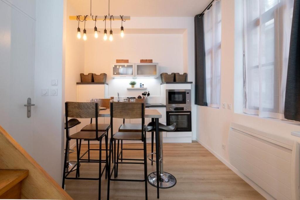 Kuchyňa alebo kuchynka v ubytovaní Unique 3 bed house in Old Lille!