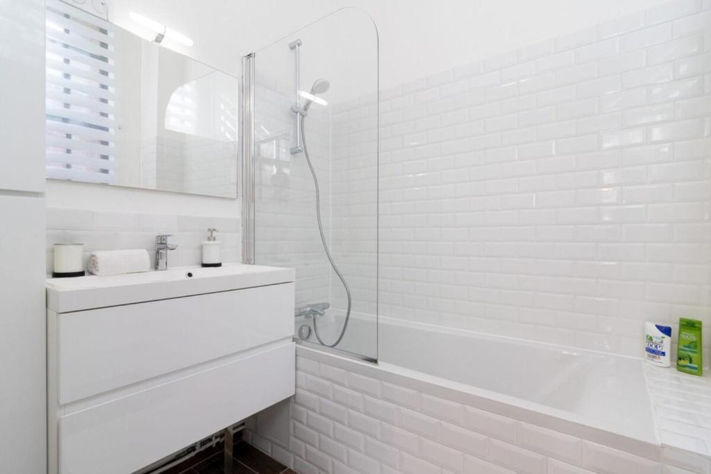 Kúpeľňa v ubytovaní Unique 3 bed house in Old Lille!