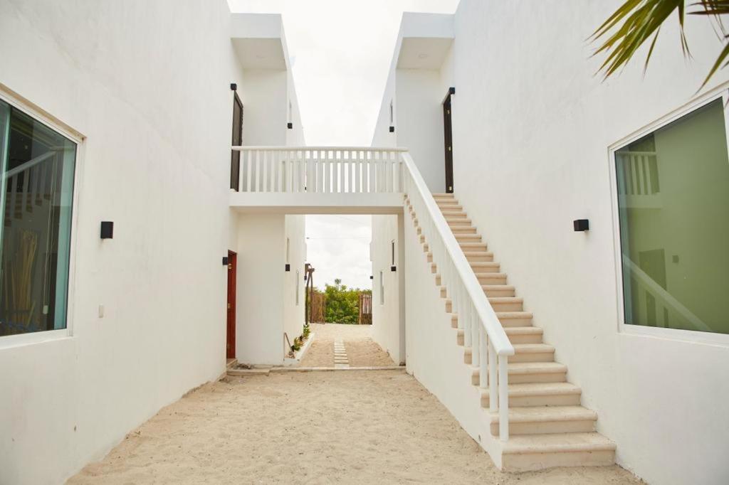 un corridoio di una casa con pareti e scale bianche di Villa los Nonos 4 a Mérida