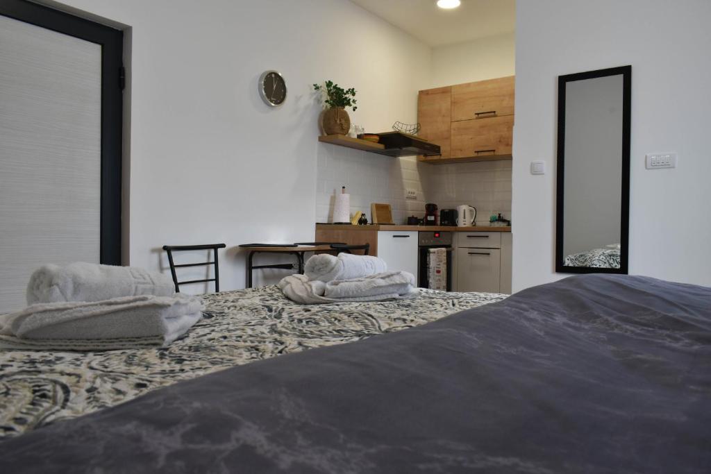 Ljubić的住宿－Apartmani DUGA，卧室配有2条毛巾(床边)
