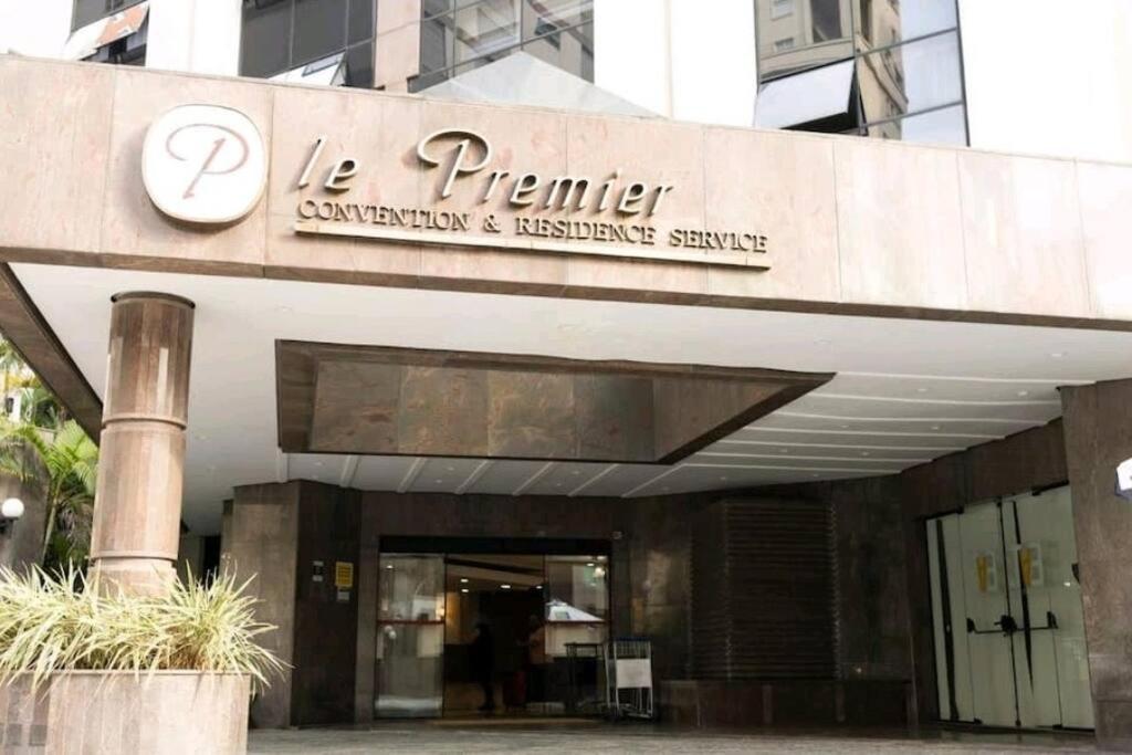 un edificio con un cartel que dice le premier servicios de conferencias e inversiones en Flat no coração de São Paulo! en São Paulo